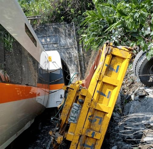 火车穿越山西隧道遭遇煤灰侵袭，乘客意外变身煤蛋的奇妙经历